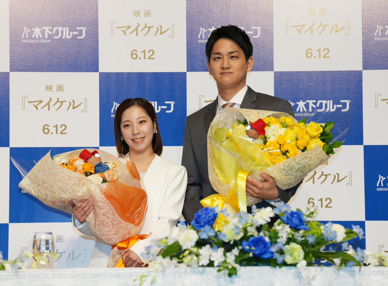 現役引退会見で花束を手に笑顔を見せる三浦璃来（左）と木原龍一（撮影・増田悦実）