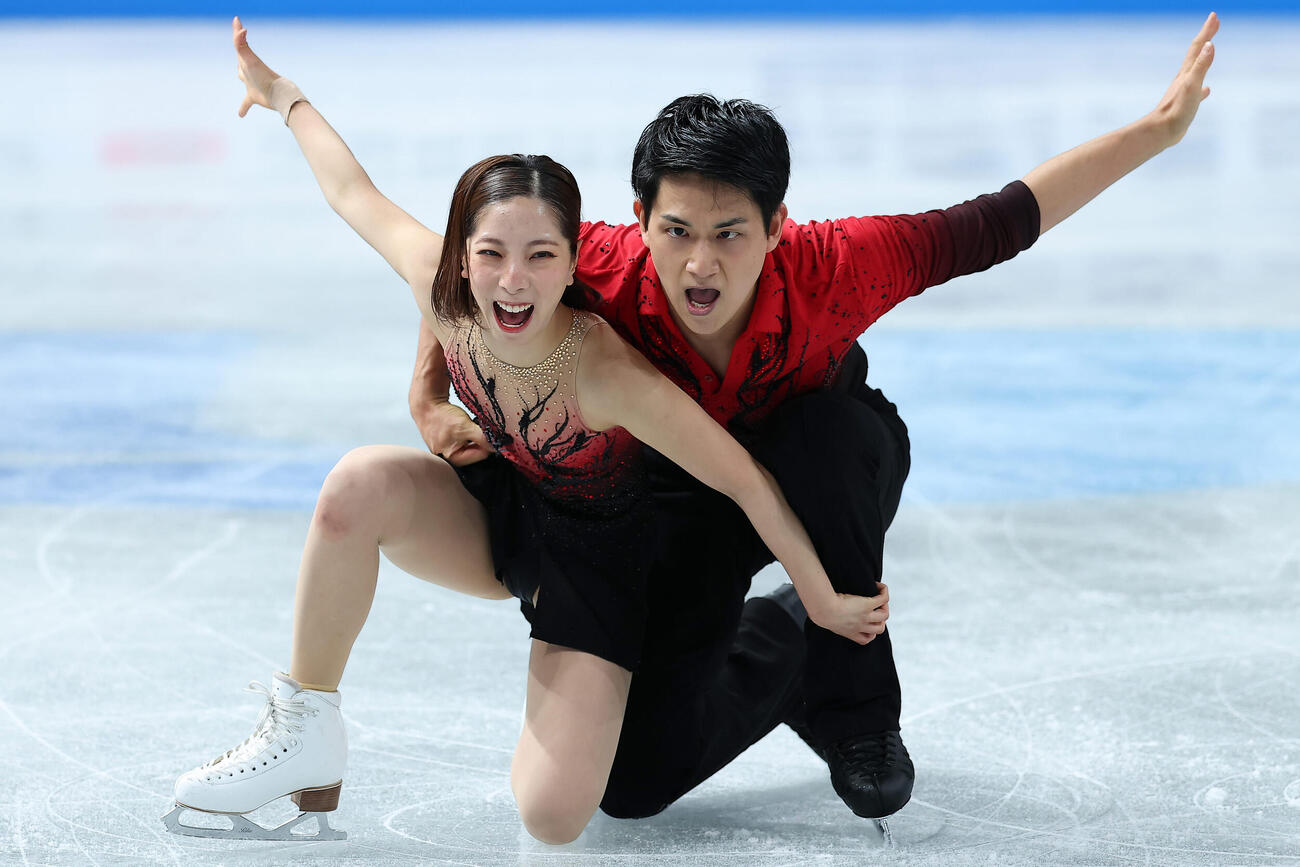 2025年12月、フィギュアスケートグランプリファイナル、ペアSPで演技する三浦璃来（左）、木原龍一組