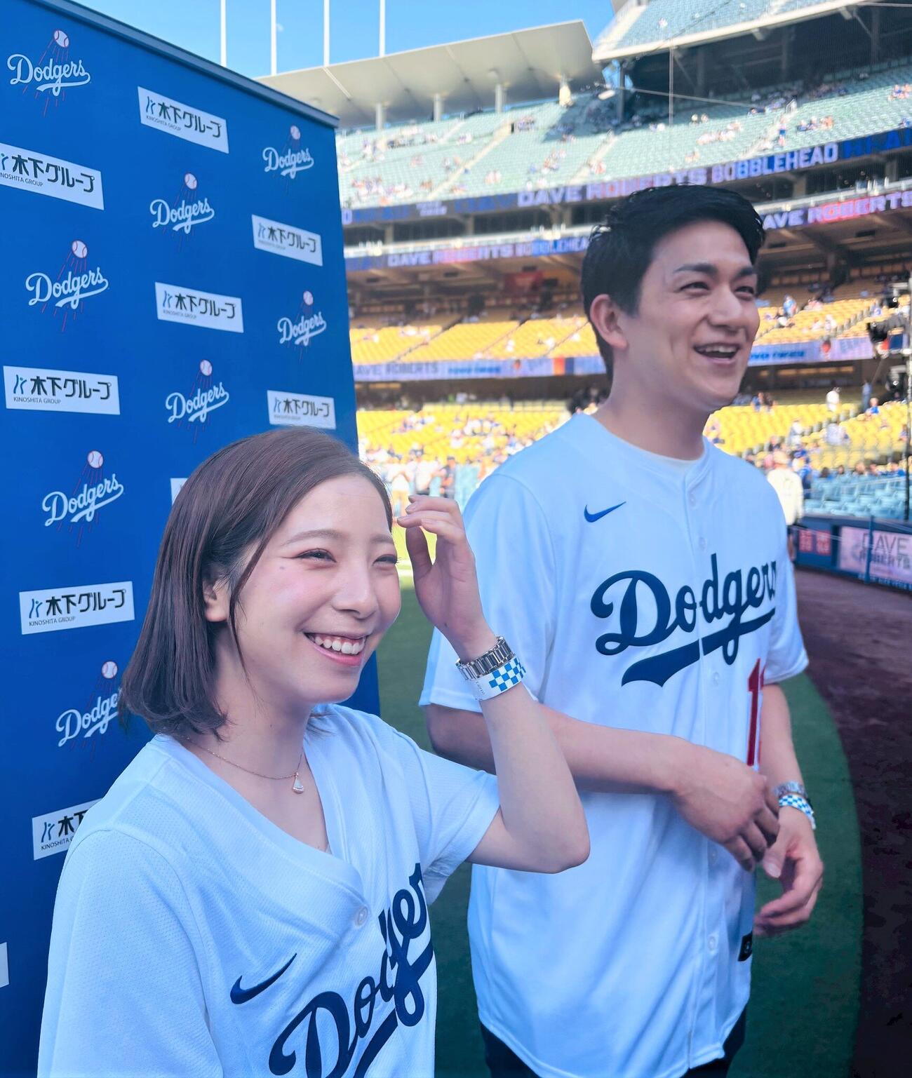 始球式前に取材に応じた三浦璃来さん、木原龍一さん（2026年5月撮影）