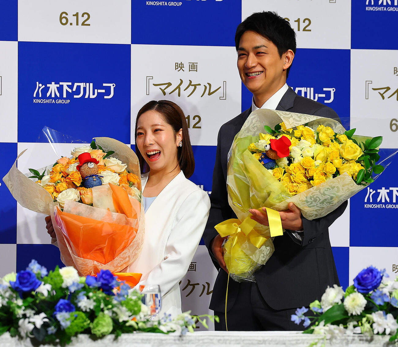 引退会見を行う三浦璃来（左）と木原龍一（撮影・野上伸悟）