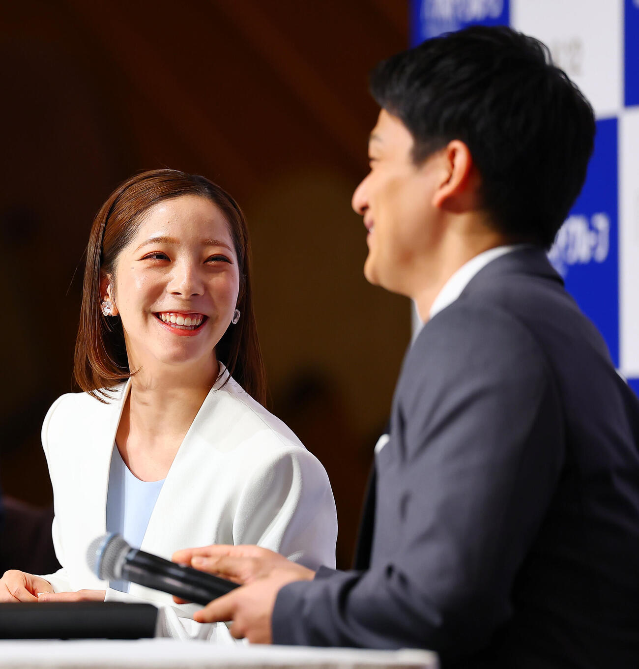 引退会見を行う三浦璃来（左）と木原龍一（撮影・野上伸悟）