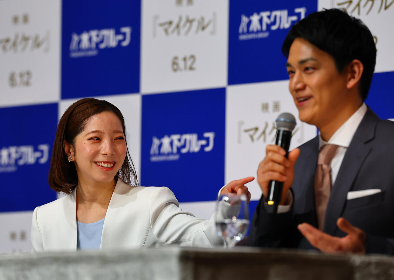 2026年4月、引退会見を行う三浦璃来（左）と木原龍一
