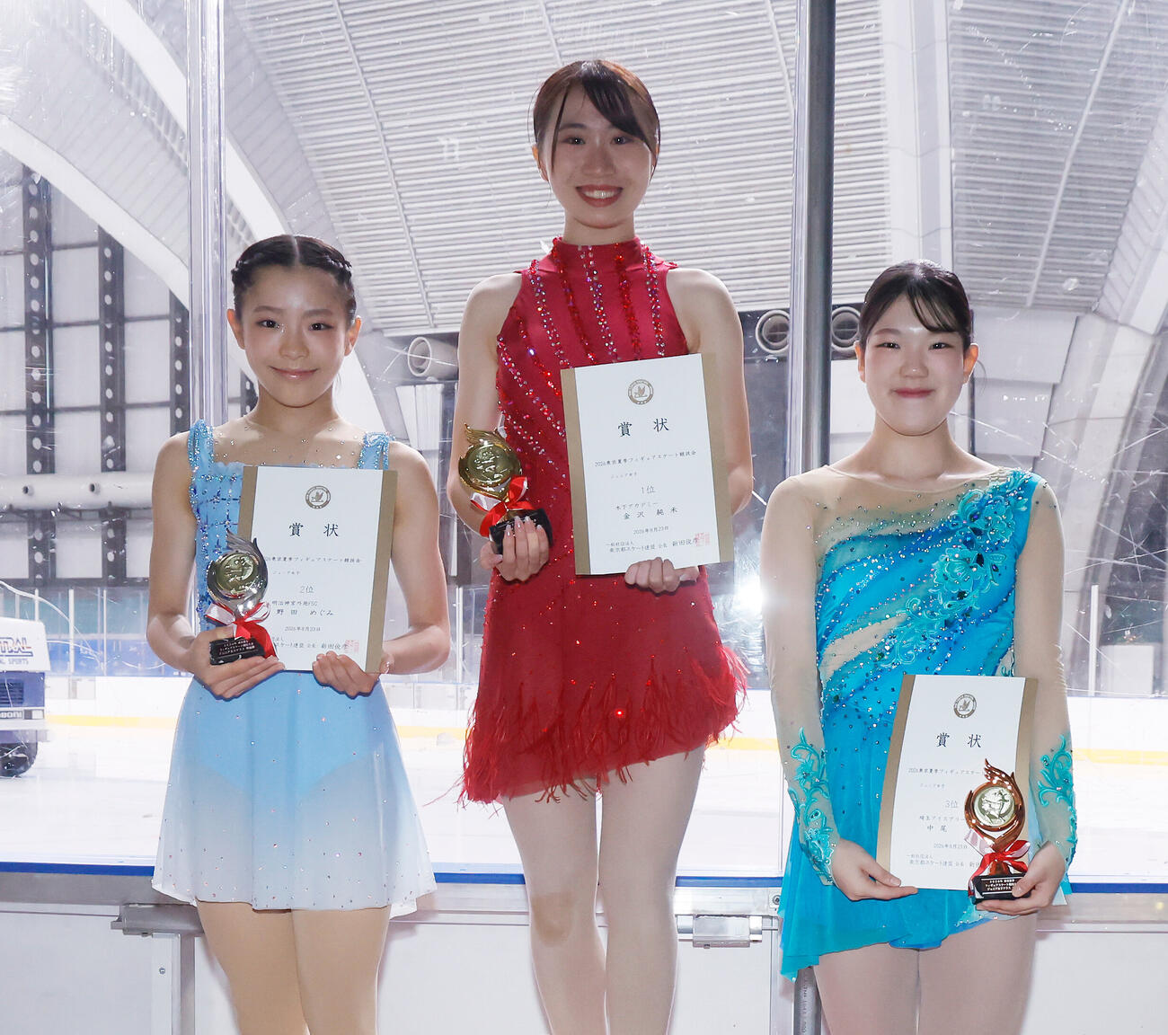 ジュニア女子フリーの表彰式でフォトセッションを行う選手、左から2位中尾歩、1位金沢純禾、3位五箇心乙祈（撮影・山本朝陽）