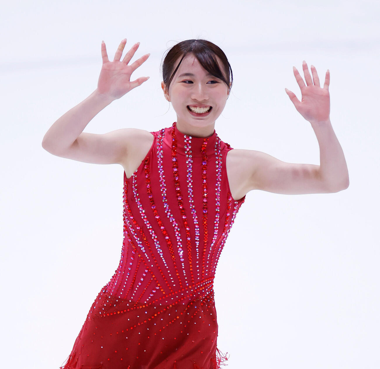 ジュニア女子フリーで演技を終え、観客に手を振る金沢純禾（撮影・山本朝陽）