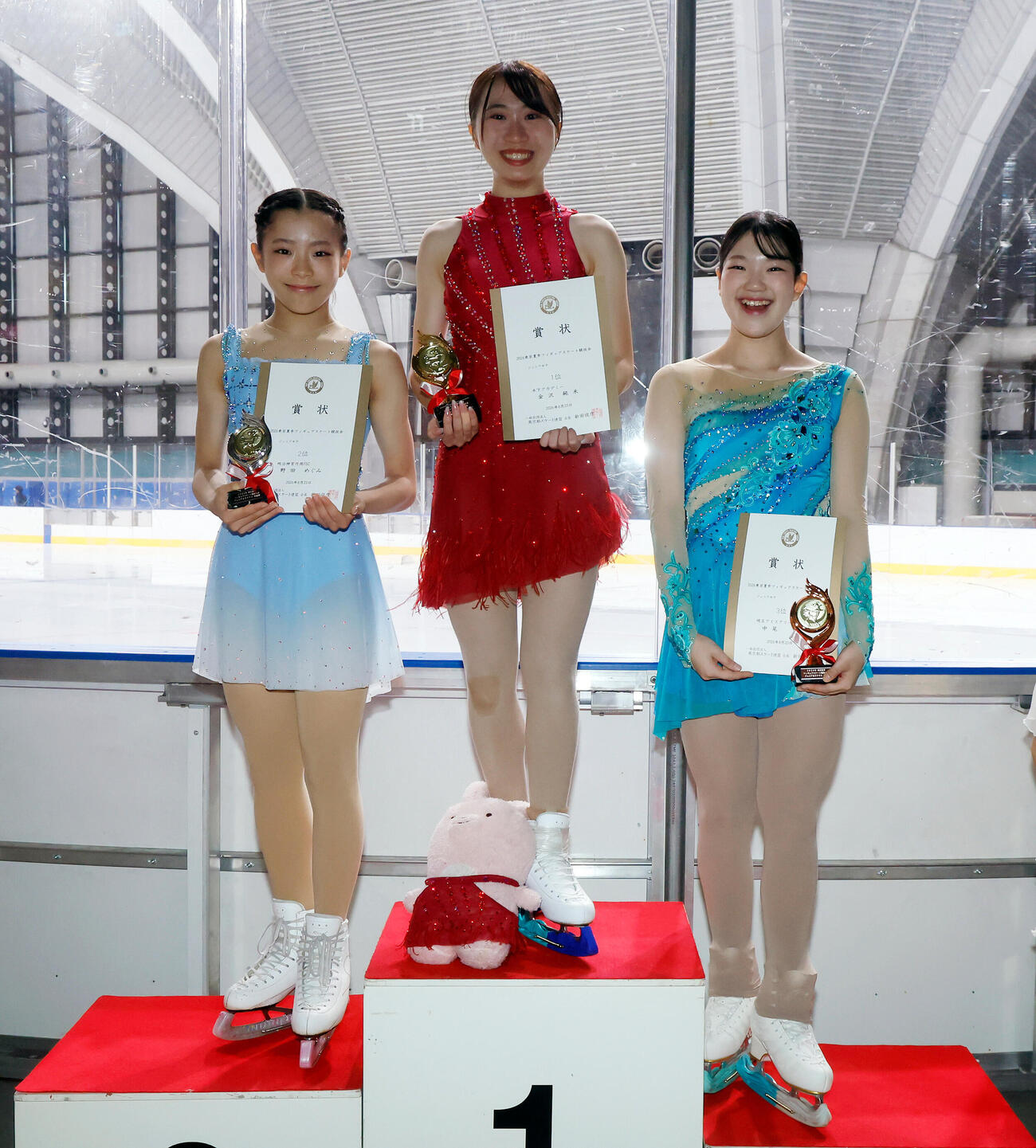 ジュニア女子フリーの表彰式でフォトセッションを行う選手、左から2位中尾歩、1位金沢純禾、3位五箇心乙祈（撮影・山本朝陽）