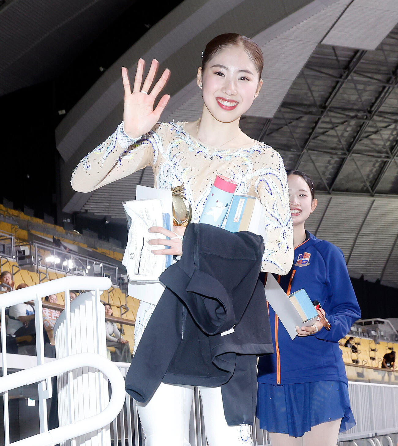 表彰式に登壇し、ポーズをとるシニア女子1位の住吉りをん（撮影・山本朝陽）