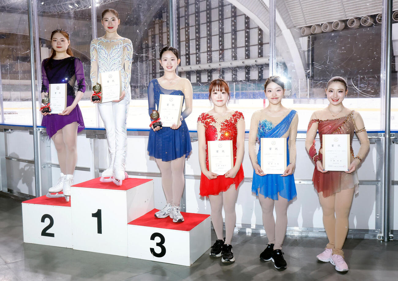 表彰台に登壇したシニア女子の選手たち、左から2位奥野友莉菜、1位住吉りをん、3位高橋舞、4位三枝知香子、5位穂積乃愛、6位田辺桜香（撮影・山本朝陽）
