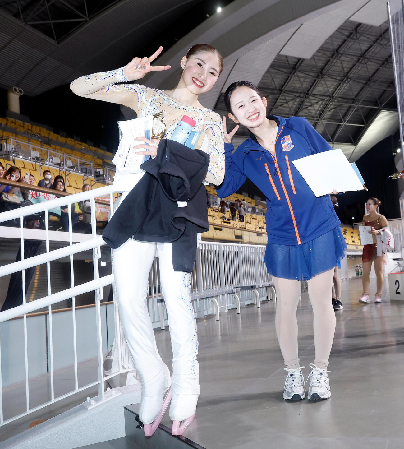 表彰式に登壇し、ポーズをとるシニア女子1位の住吉りをん（左）と3位の高橋舞（撮影・山本朝陽）