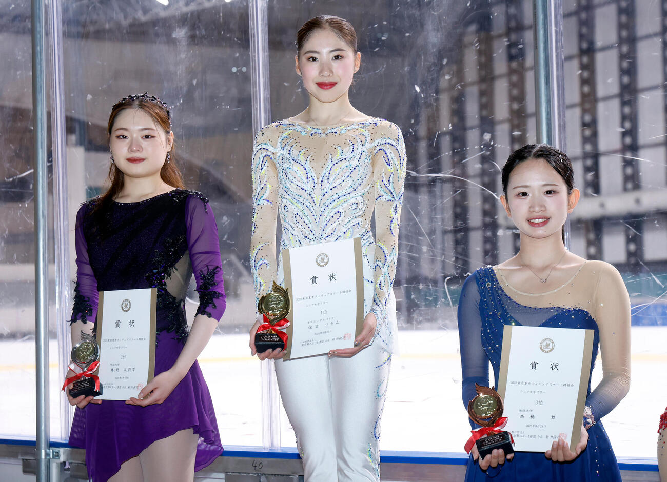 表彰台に上がったシニア女子の選手たち、左から2位奥野友莉菜、1位住吉りをん、3位高橋舞（撮影・山本朝陽）