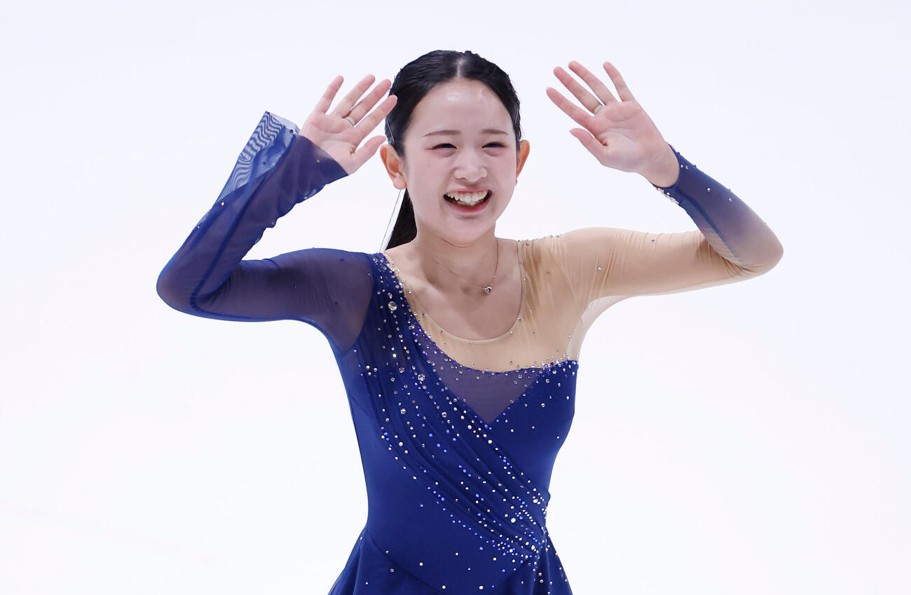 女子フリーで演技を終え、観客に手を振る高橋舞（撮影・山本朝陽）