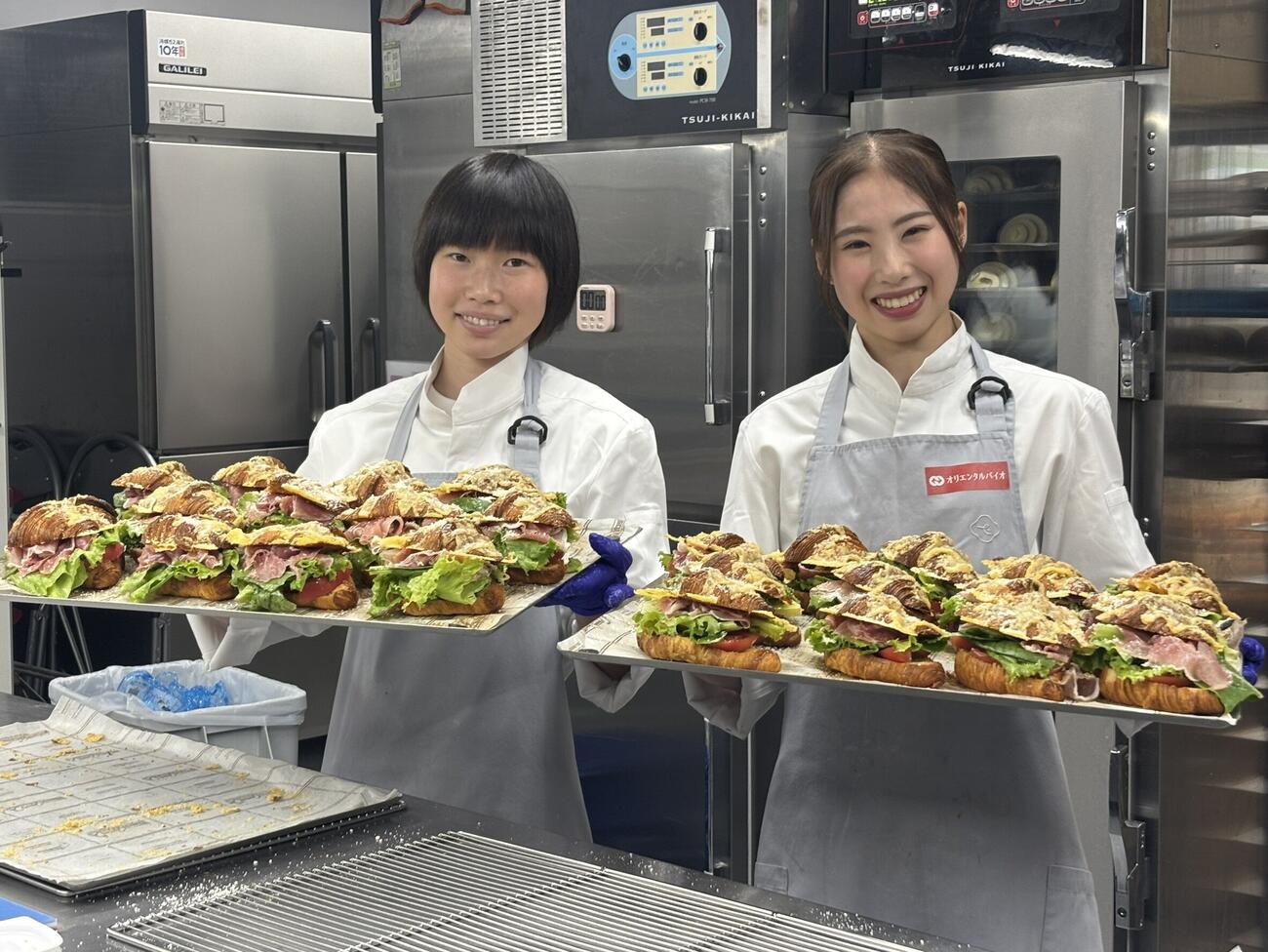 パン作りイベントに臨む森秋彩（左）と住吉りをん