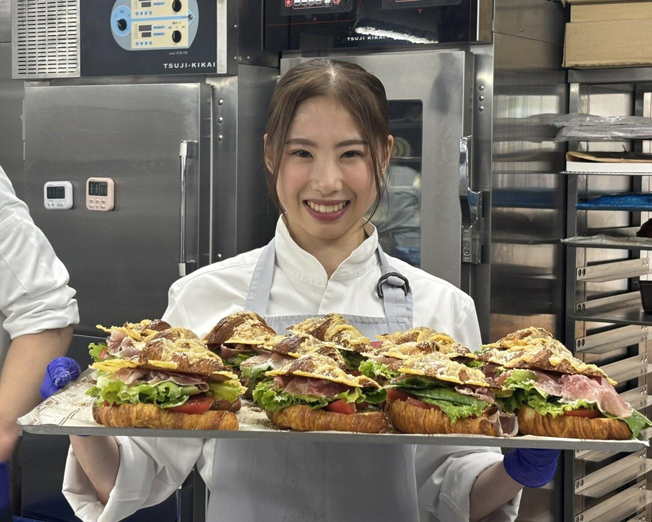パン作りイベントに臨む住吉りをん