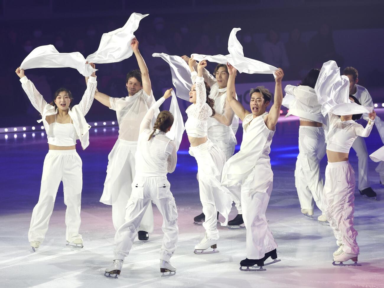 「フレンズオンアイス2026」公開リハーサルで華麗な演技を披露する荒川静香さん（中央）らスケーターたち（撮影・宮地輝）