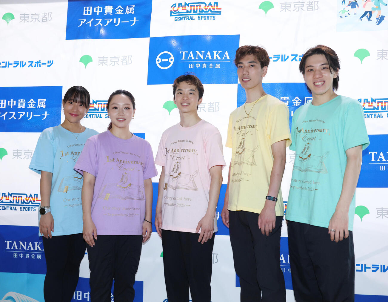 1周年記念イベントを終え笑顔で写真に納まる、左から三原舞依、樋口新葉、友野一希、三宅星南、大島光翔（撮影・増田悦実）