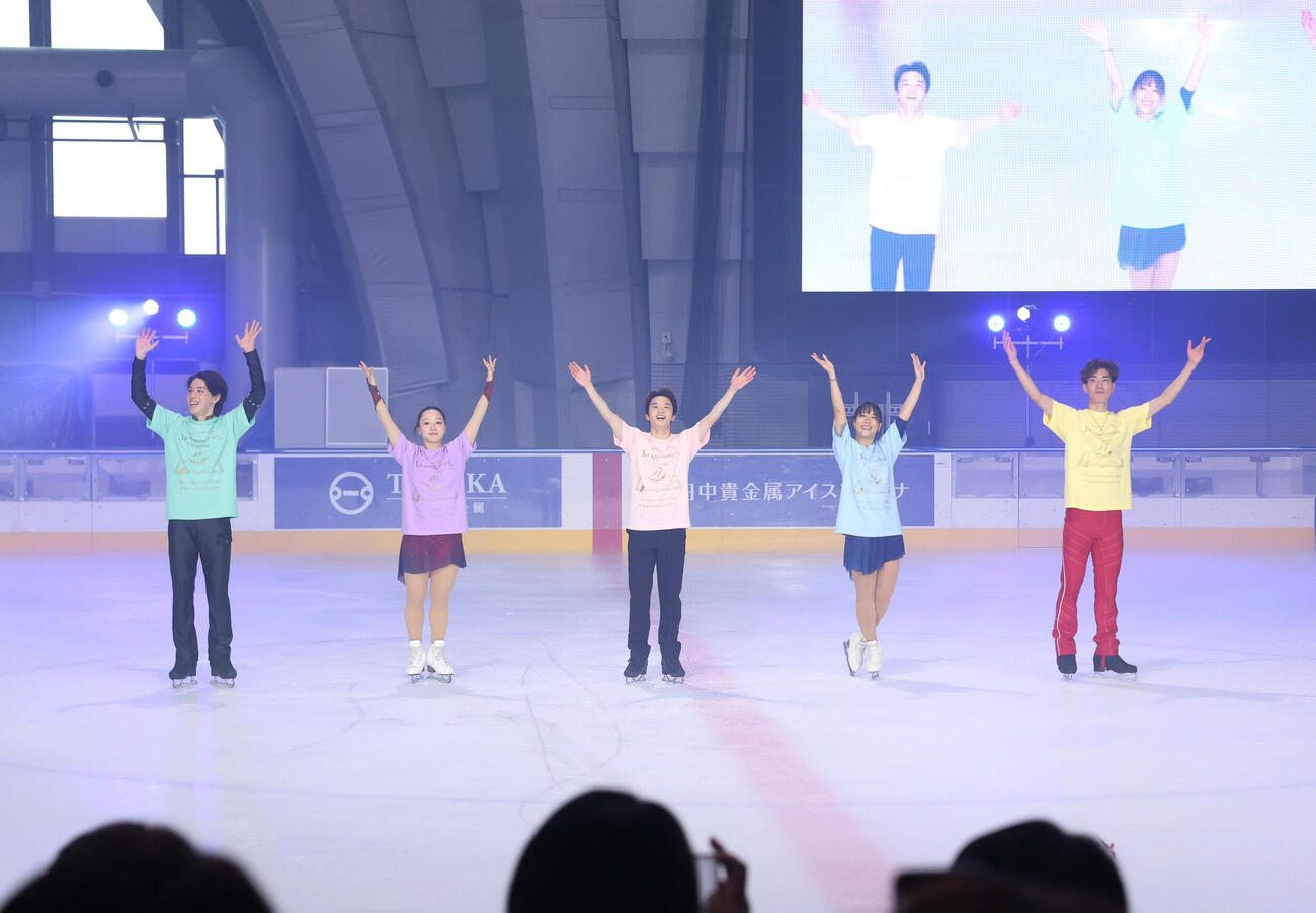 1周年記念イベントのフィナーレで手を振る左から大島光翔、樋口新葉、友野一希、三原舞依、三宅星南（撮影・増田悦実）