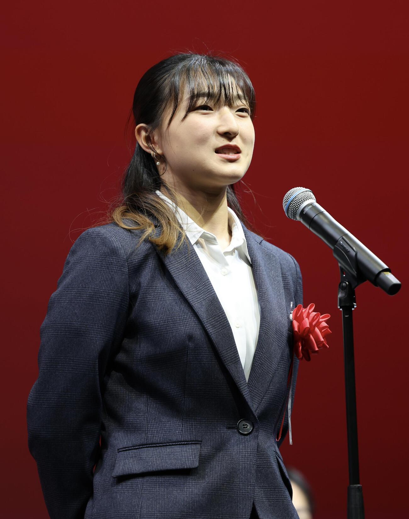 ステージであいさつする坂本花織さん（撮影・河田真司）