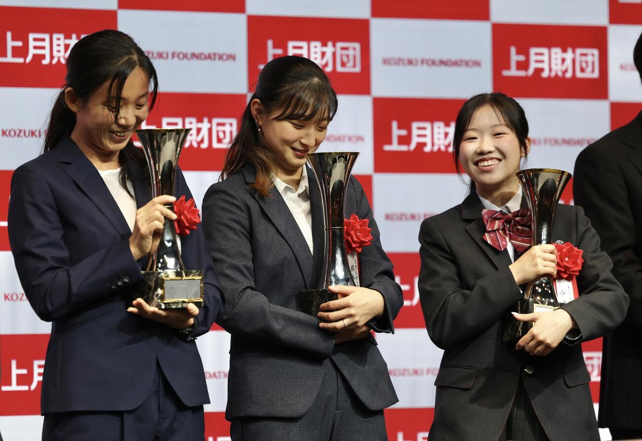 トロフィーを手に笑顔を見せる、左から高木美帆さん、坂本花織さん、中井亜美（撮影・河田真司）