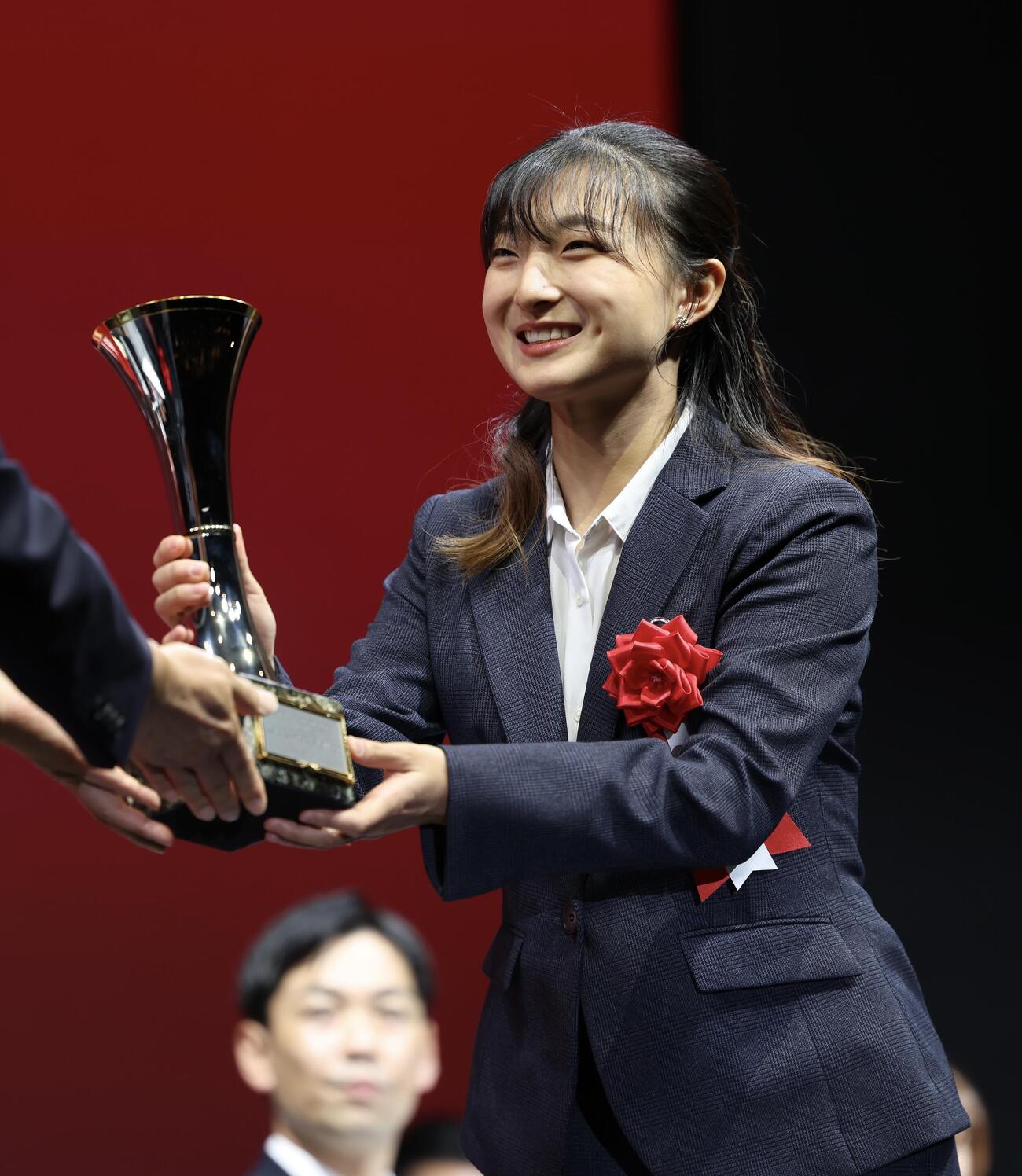 「上月スポーツ賞」の表彰を受ける坂本花織さん（撮影・河田真司）