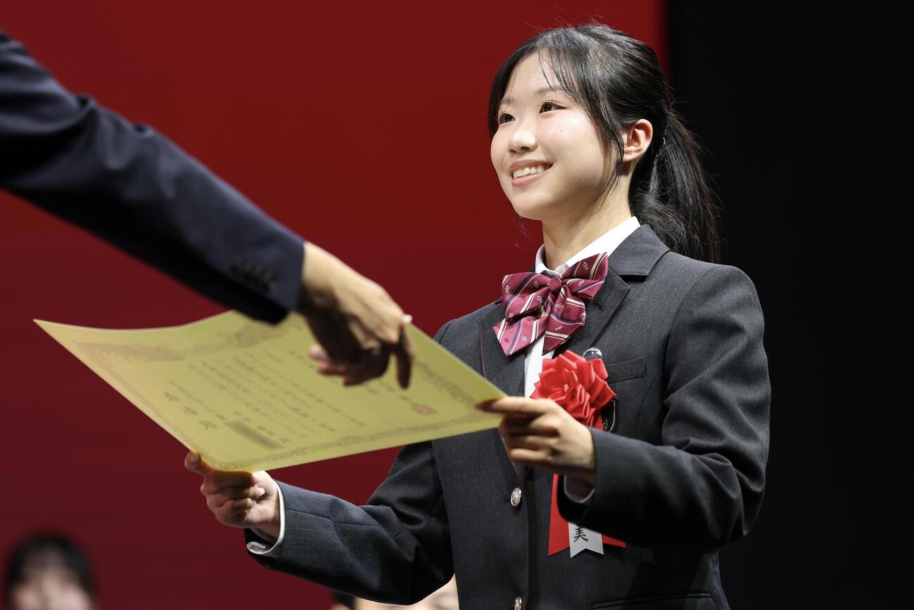 「上月スポーツ賞」の表彰を受ける中井亜美（撮影・河田真司）
