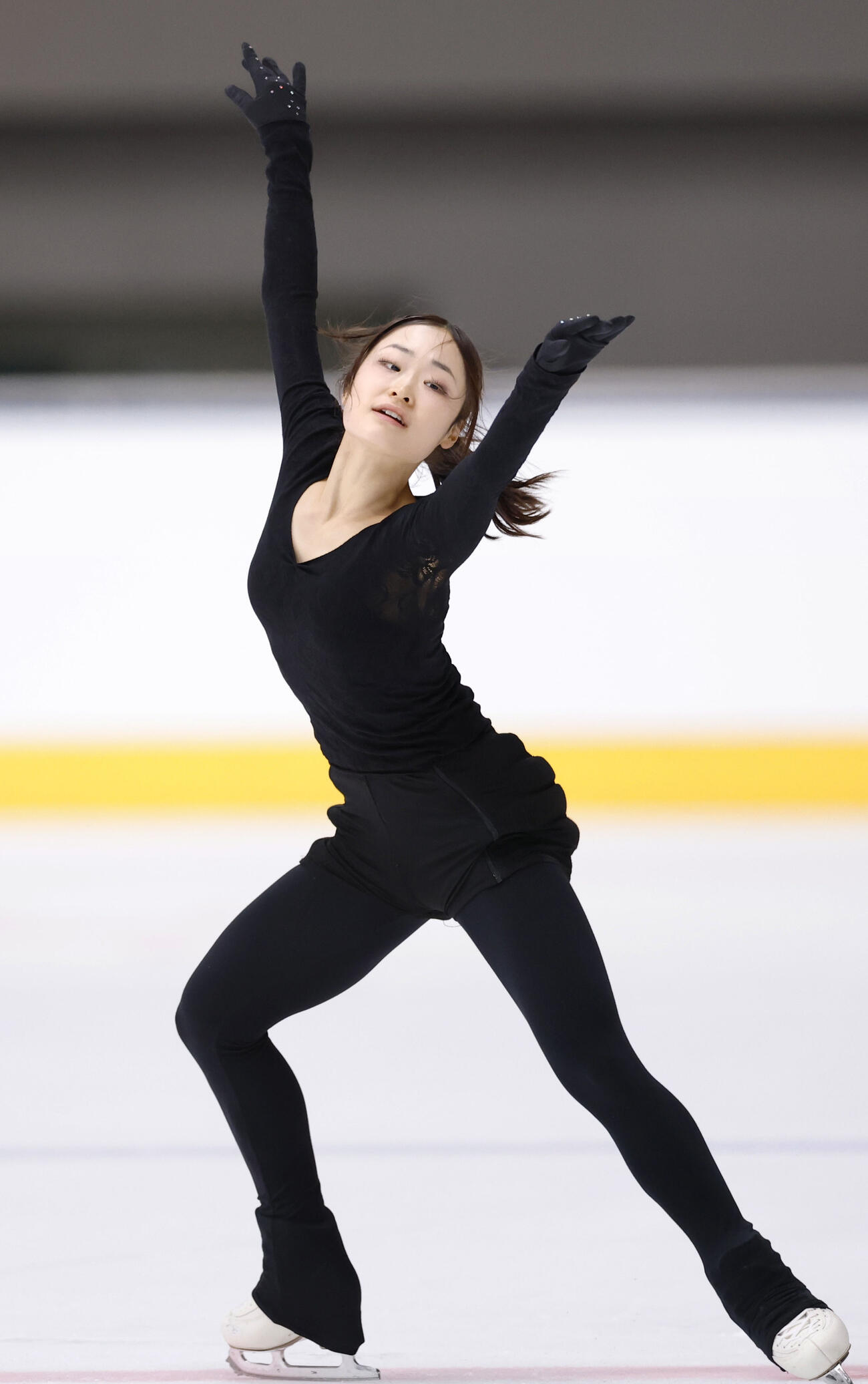 公式練習で調整する島田麻央＝田中貴金属アイスアリーナ（共同）