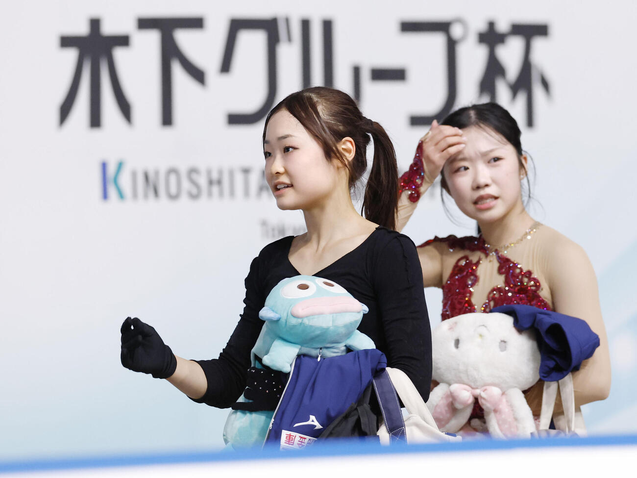 公式練習を終えた島田麻央（左）と中井亜美＝田中貴金属アイスアリーナ（共同）