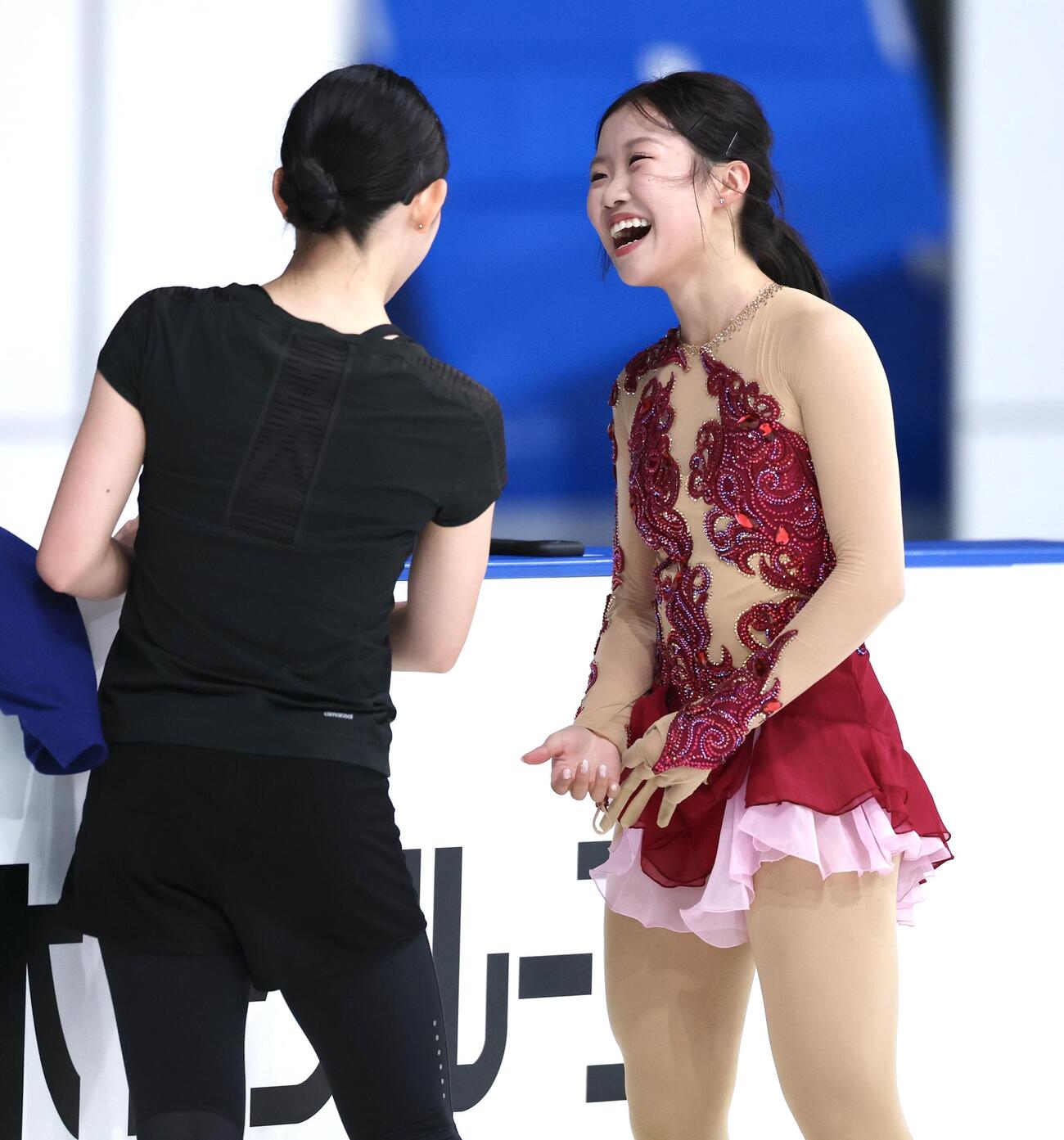 公式練習で笑顔を見せる中井亜美（撮影・宮地輝）