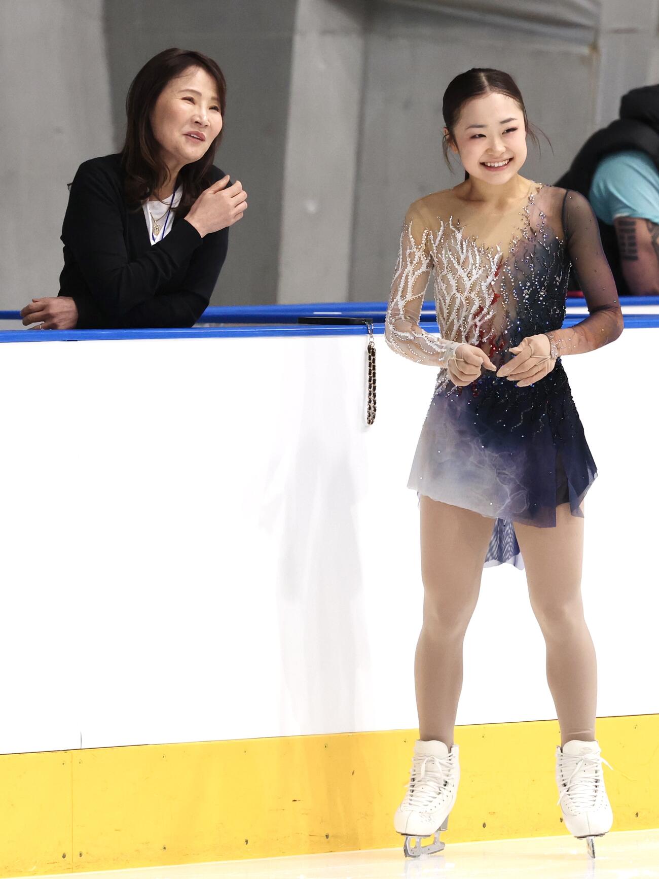 公式練習で浜田美栄コーチ（左）と笑顔を見せる島田麻央（撮影・宮地輝）