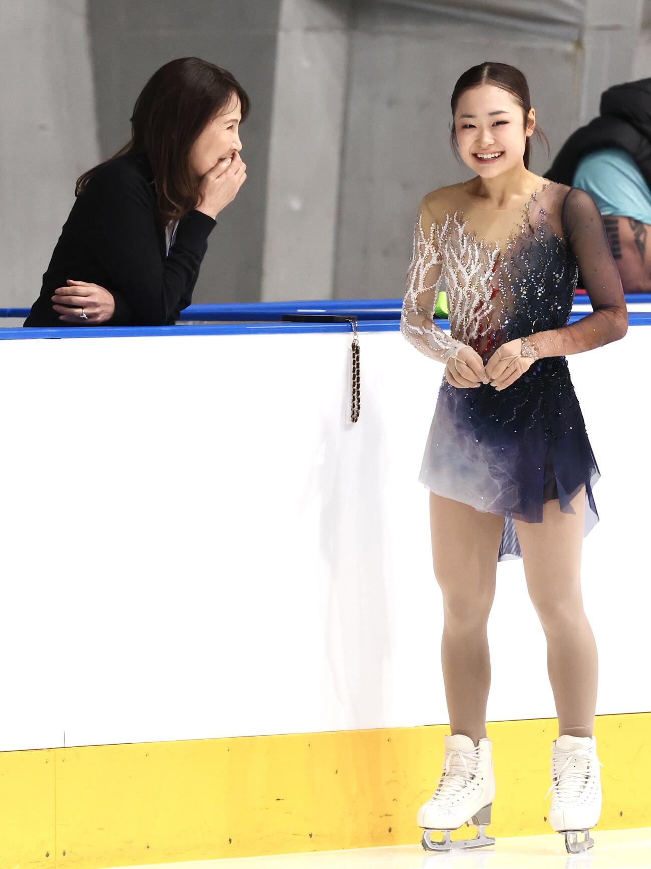 公式練習で浜田美栄コーチ（左）と笑顔を見せる島田麻央（撮影・宮地輝）