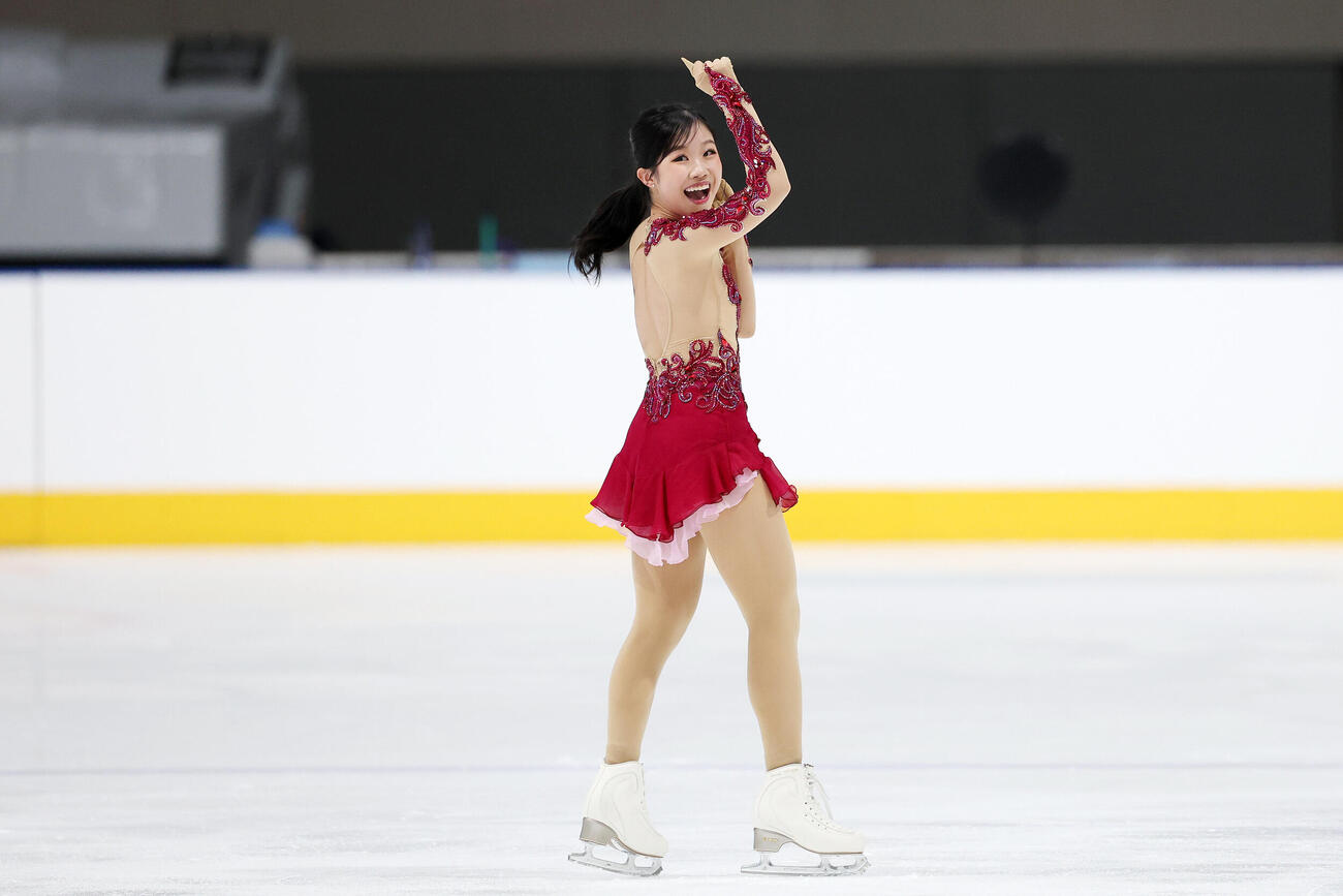 女子SPを終え笑顔でガッツポーズする中井亜美（撮影・宮地輝）