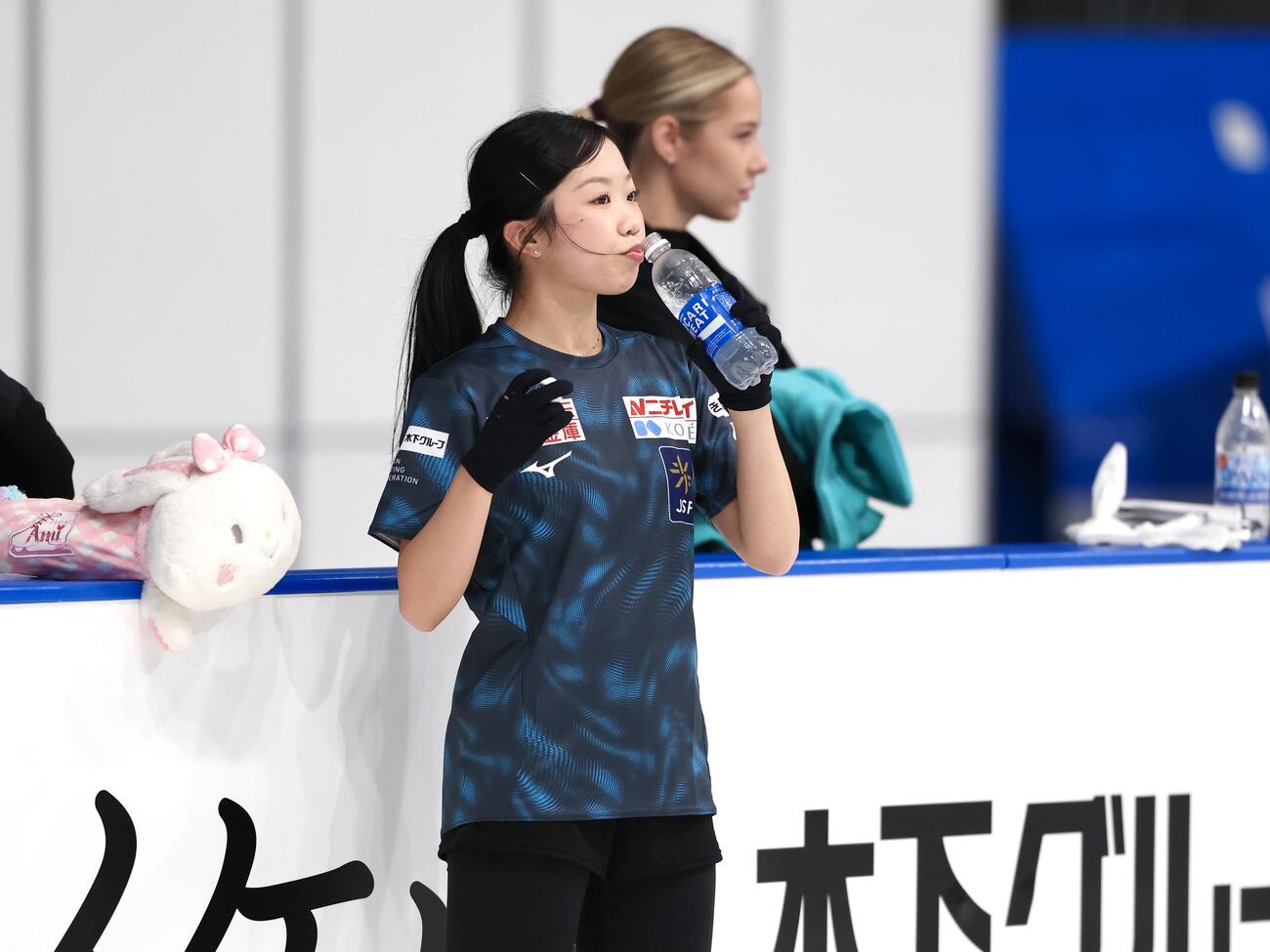 公式練習で水分補給する中井亜美（撮影・宮地輝）