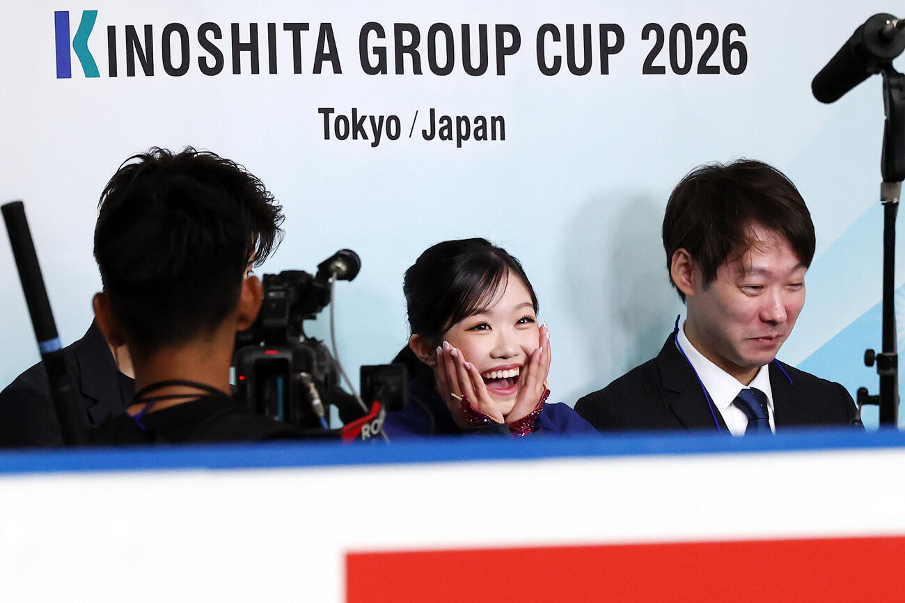 女子SPで1位となりキス・アンド・クライで喜ぶ中井亜美（撮影・宮地輝）
