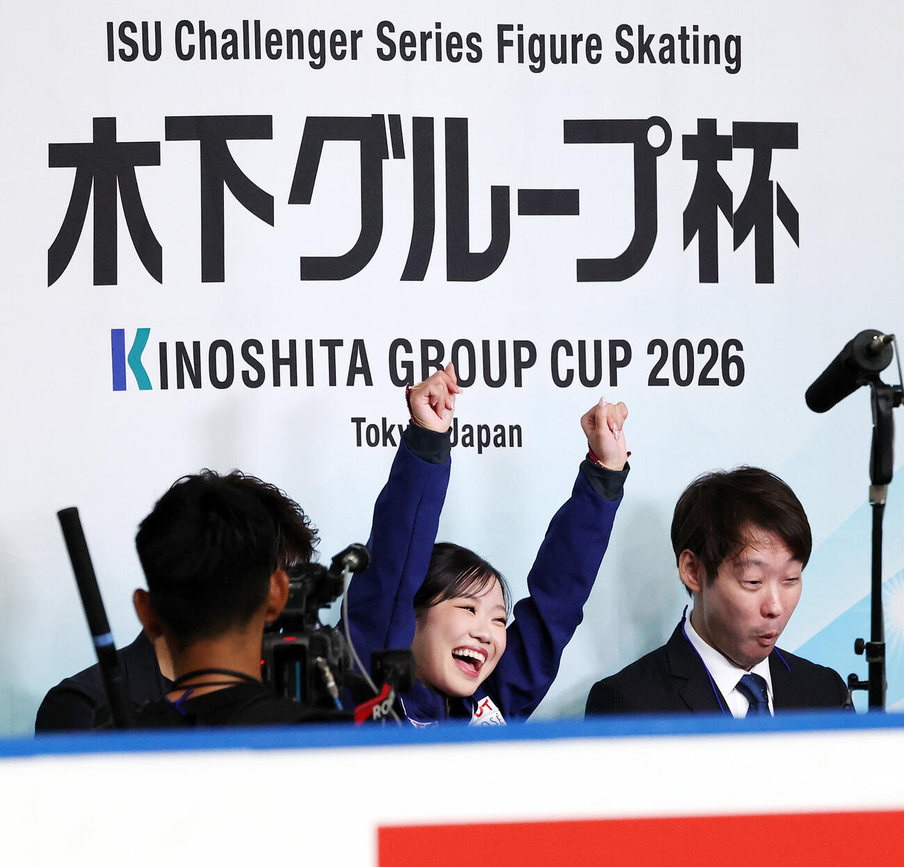 女子SPで1位となりキス・アンド・クライで喜ぶ中井亜美（撮影・宮地輝）