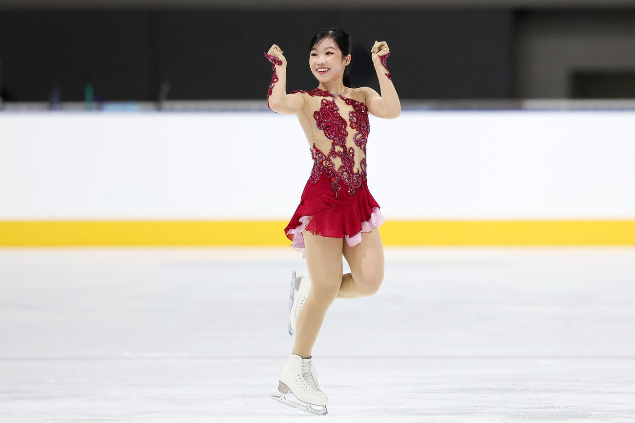 女子SPを終え笑顔でガッツポーズする中井亜美（撮影・宮地輝）