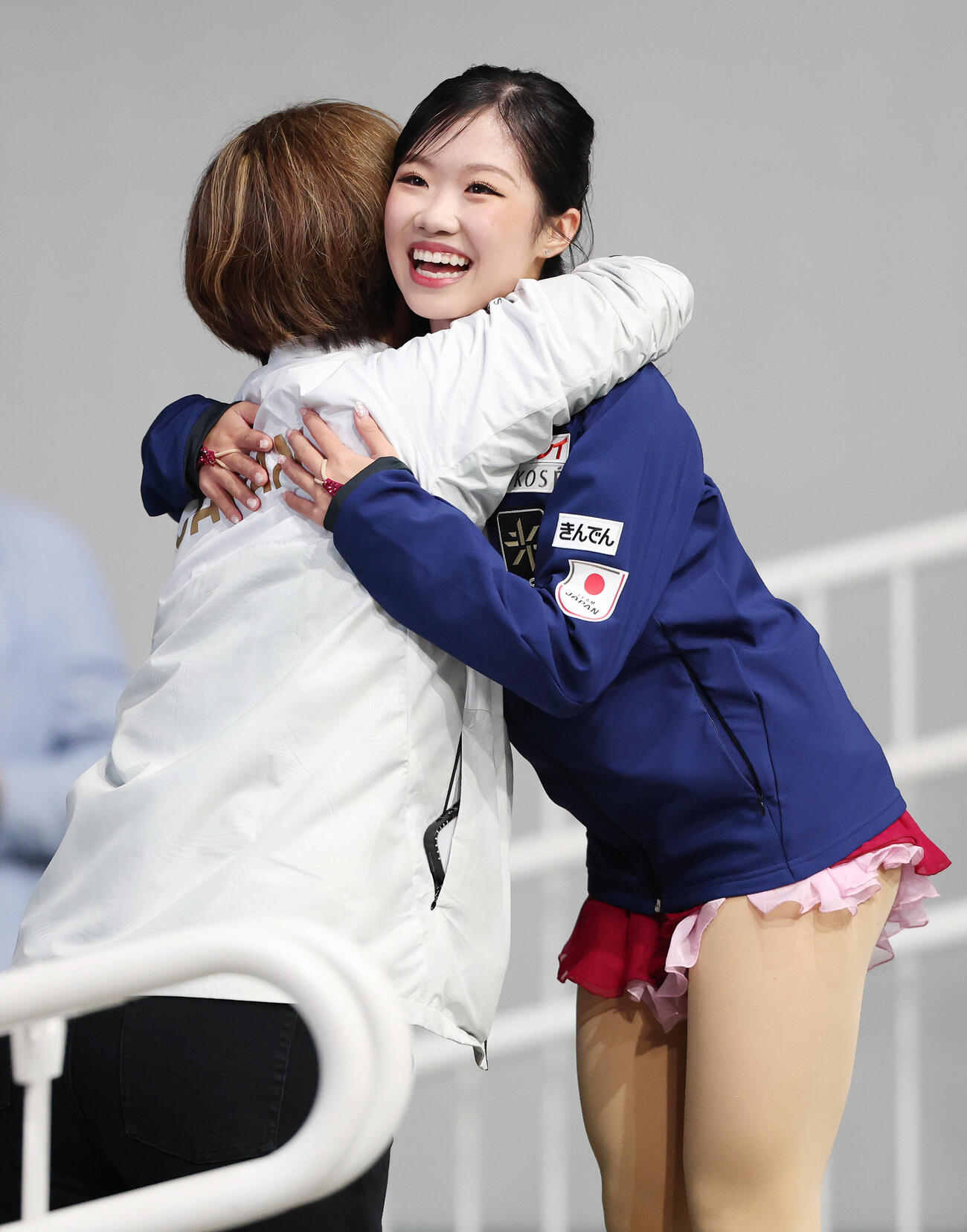 女子SPで1位となり笑顔でハグする中井亜美（撮影・宮地輝）