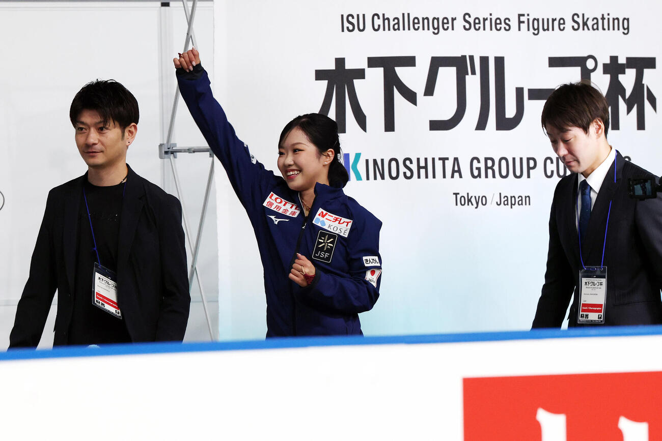 女子SPで1位となり喜ぶ中井亜美（撮影・宮地輝）