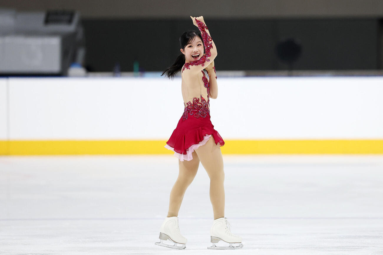 女子SPを終え笑顔でガッツポーズする中井亜美（撮影・宮地輝）