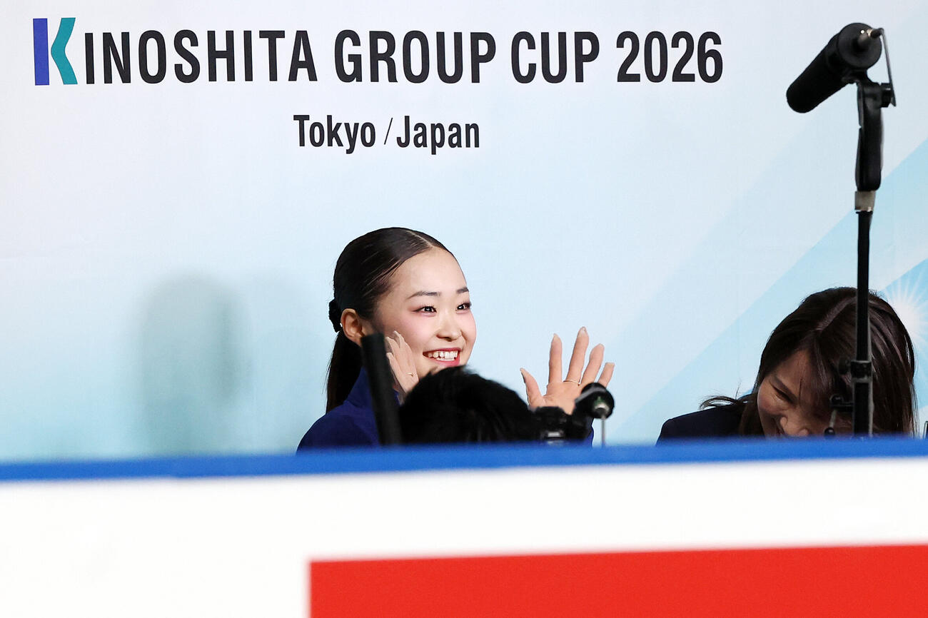 女子SPを終えキス・アンド・クライで手を振る島田麻央（撮影・宮地輝）