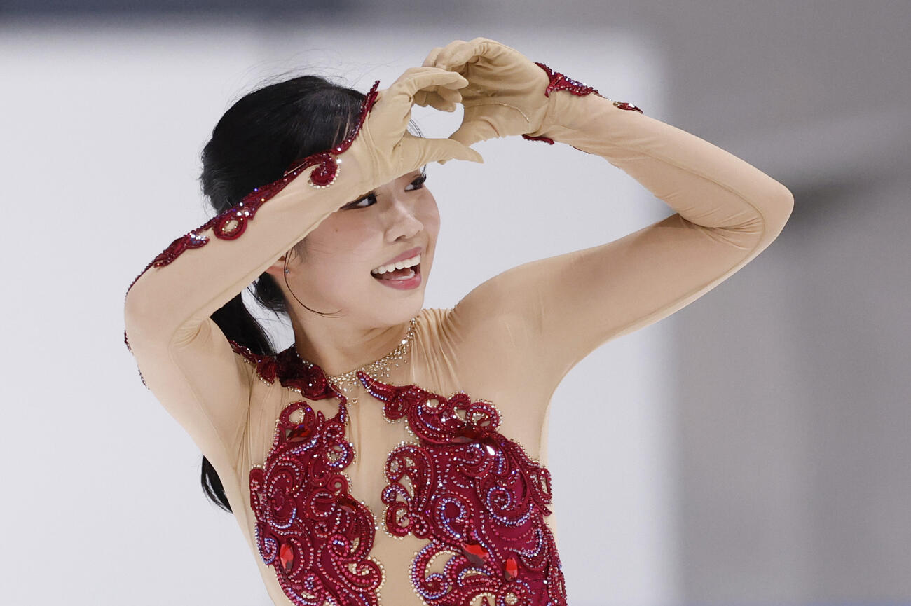 女子SPの演技後、ハートマークを作る中井亜美＝田中貴金属アイスアリーナ