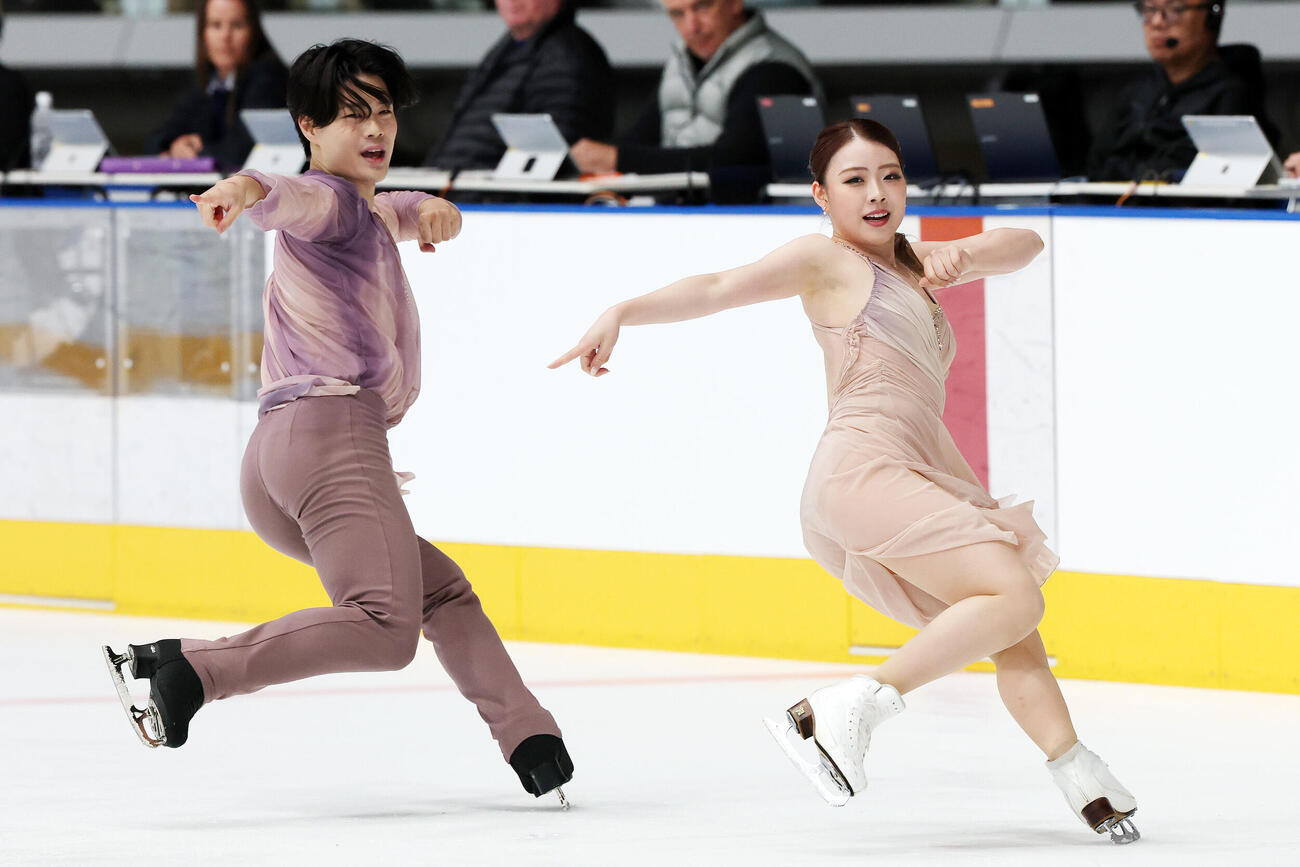 アイスダンスRDで華麗な演技を披露する紀平梨花、西山真瑚組（撮影・宮地輝）