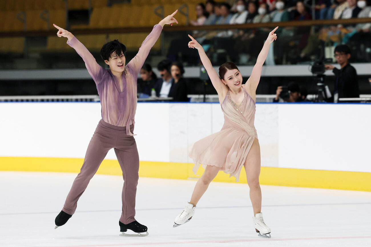 アイスダンスRDで華麗な演技を披露する紀平梨花、西山真瑚組（撮影・宮地輝）