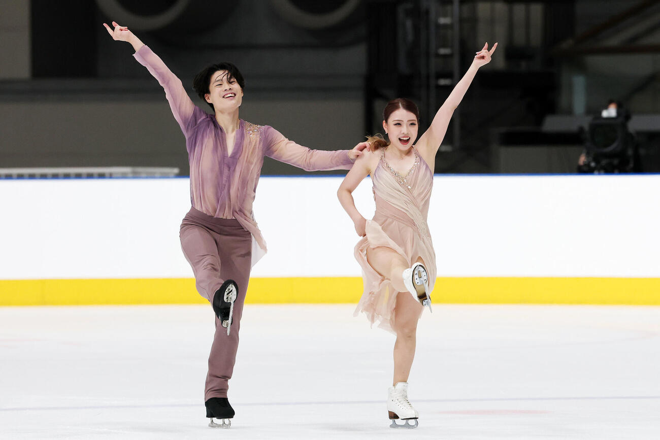 アイスダンスRDで華麗な演技を披露する紀平梨花、西山真瑚組（撮影・宮地輝）
