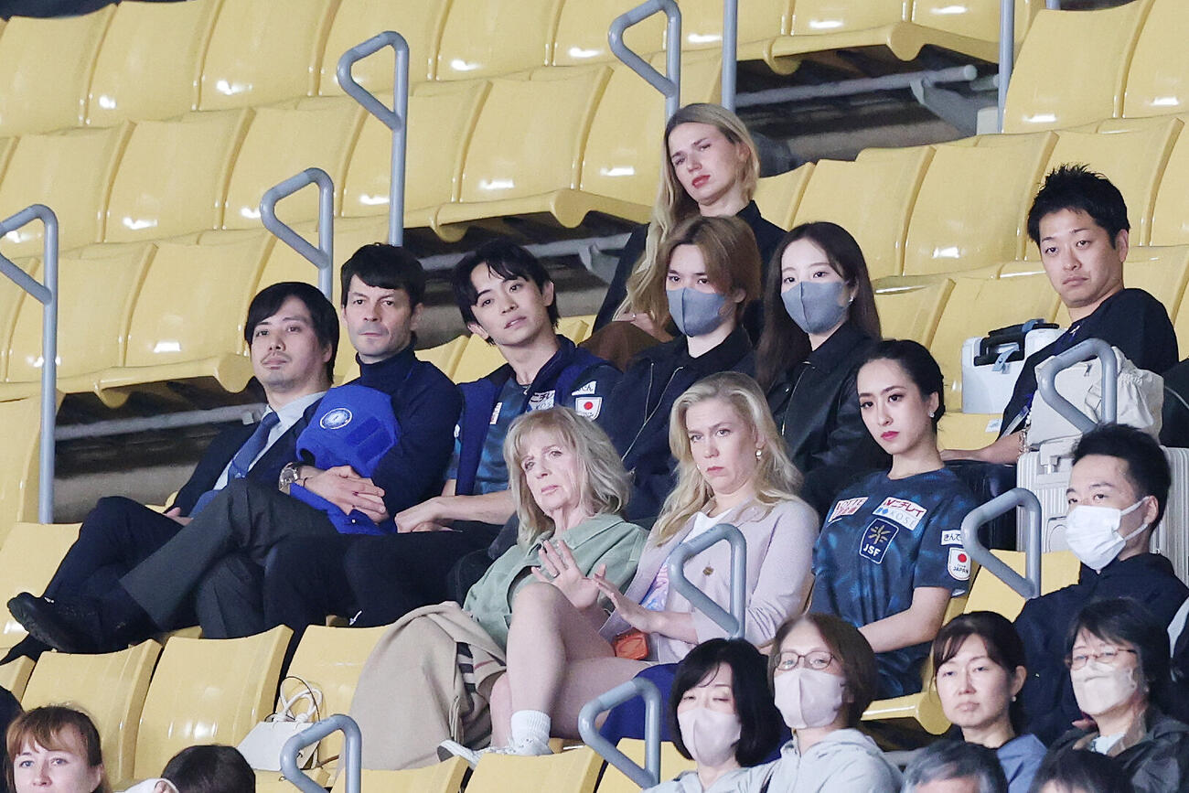 アイスダンスRDを観戦する宇野昌磨（中央）と本田真凜（同右）ら（撮影・宮地輝）