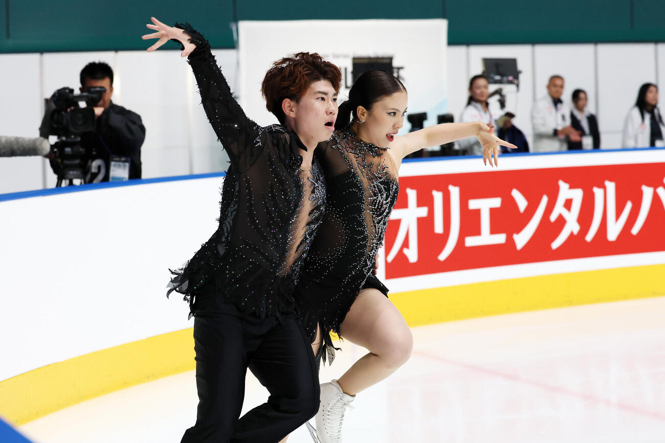 アイスダンスRDで華麗な演技を披露する吉田唄菜、森田真沙也組（撮影・宮地輝）