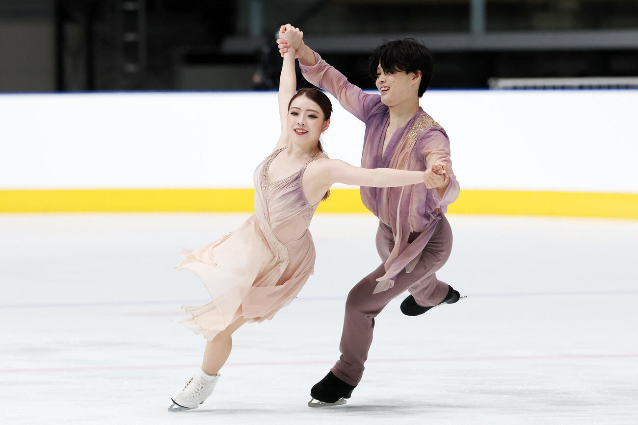 アイスダンスRDで華麗な演技を披露する紀平梨花、西山真瑚組（撮影・宮地輝）