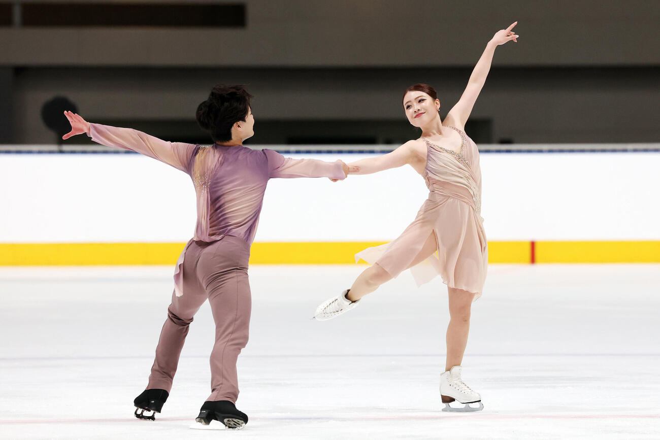 アイスダンスRDで華麗な演技を披露する紀平梨花、西山真瑚組（撮影・宮地輝）