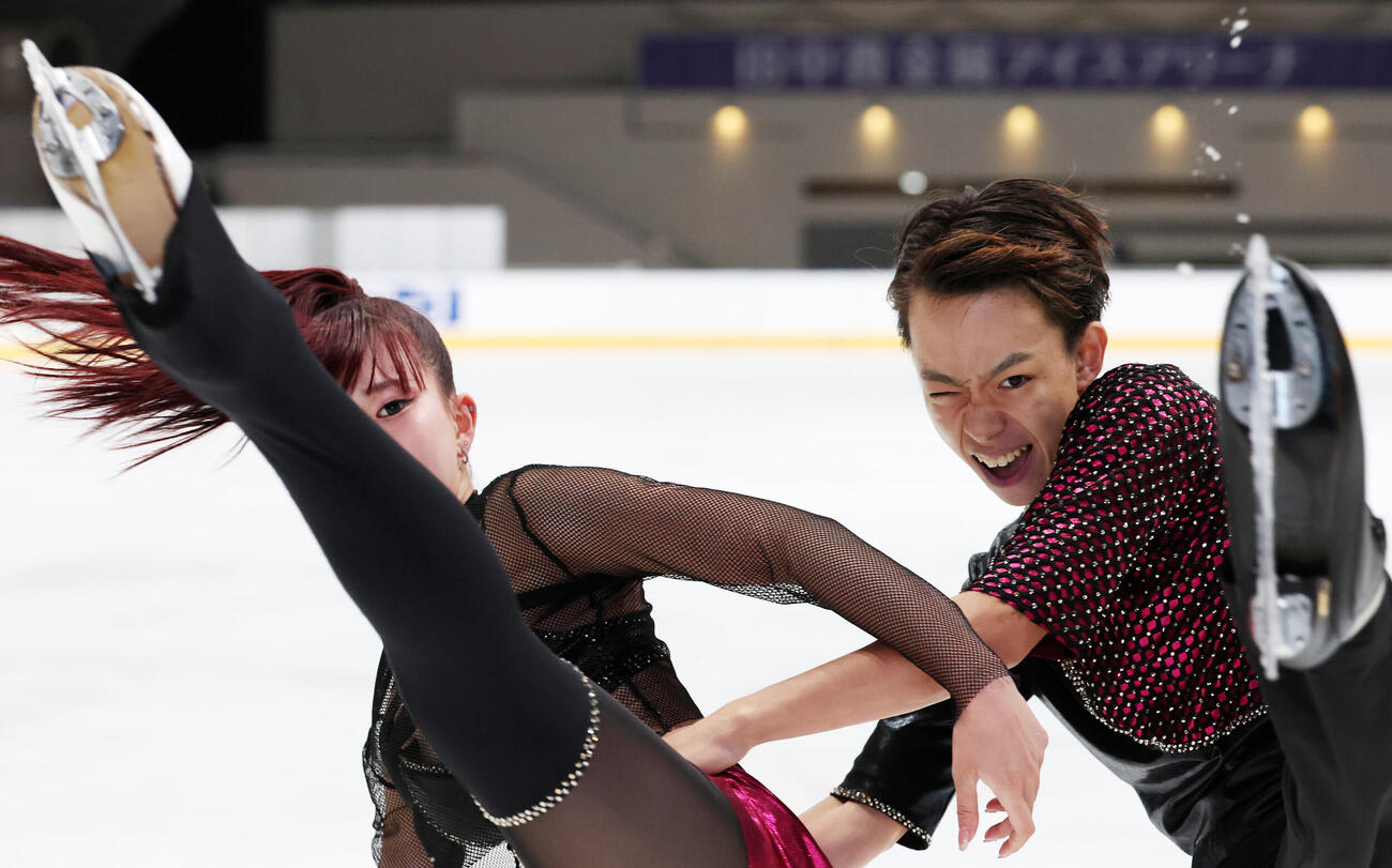 アイスダンスRDで華麗な演技を披露する山下珂歩、永田裕人組（撮影・宮地輝）