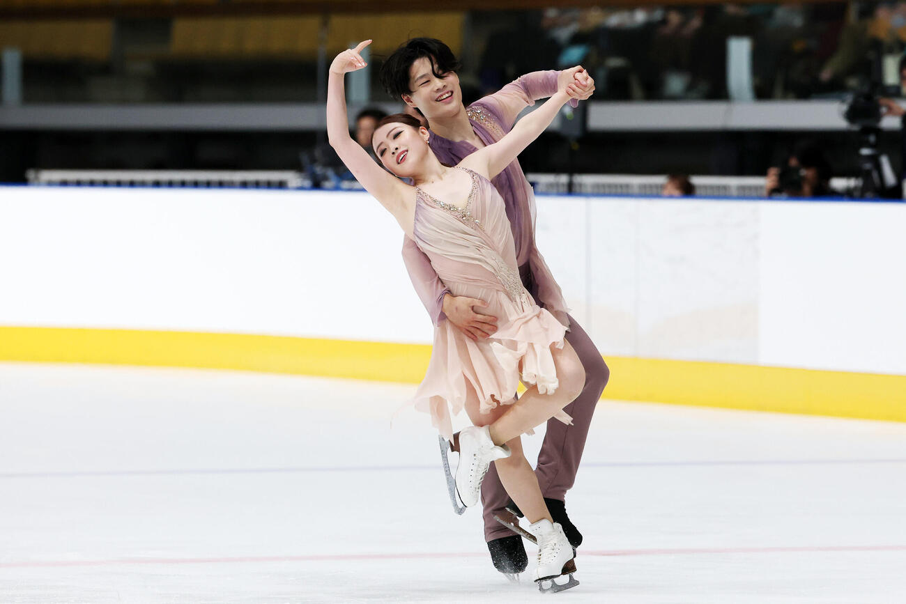 アイスダンスRDで華麗な演技を披露する紀平梨花、西山真瑚組（撮影・宮地輝）