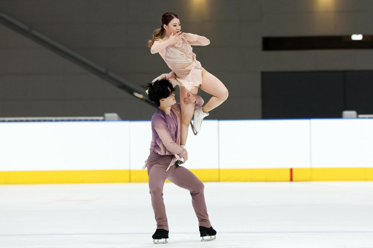 アイスダンスRDで華麗な演技を披露する紀平梨花、西山真瑚組（撮影・宮地輝）
