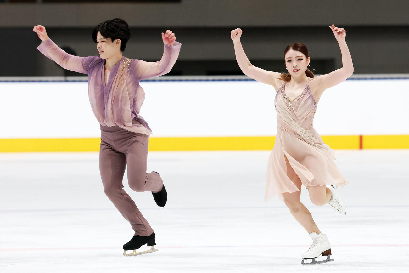 アイスダンスRDで華麗な演技を披露する紀平梨花、西山真瑚組（撮影・宮地輝）
