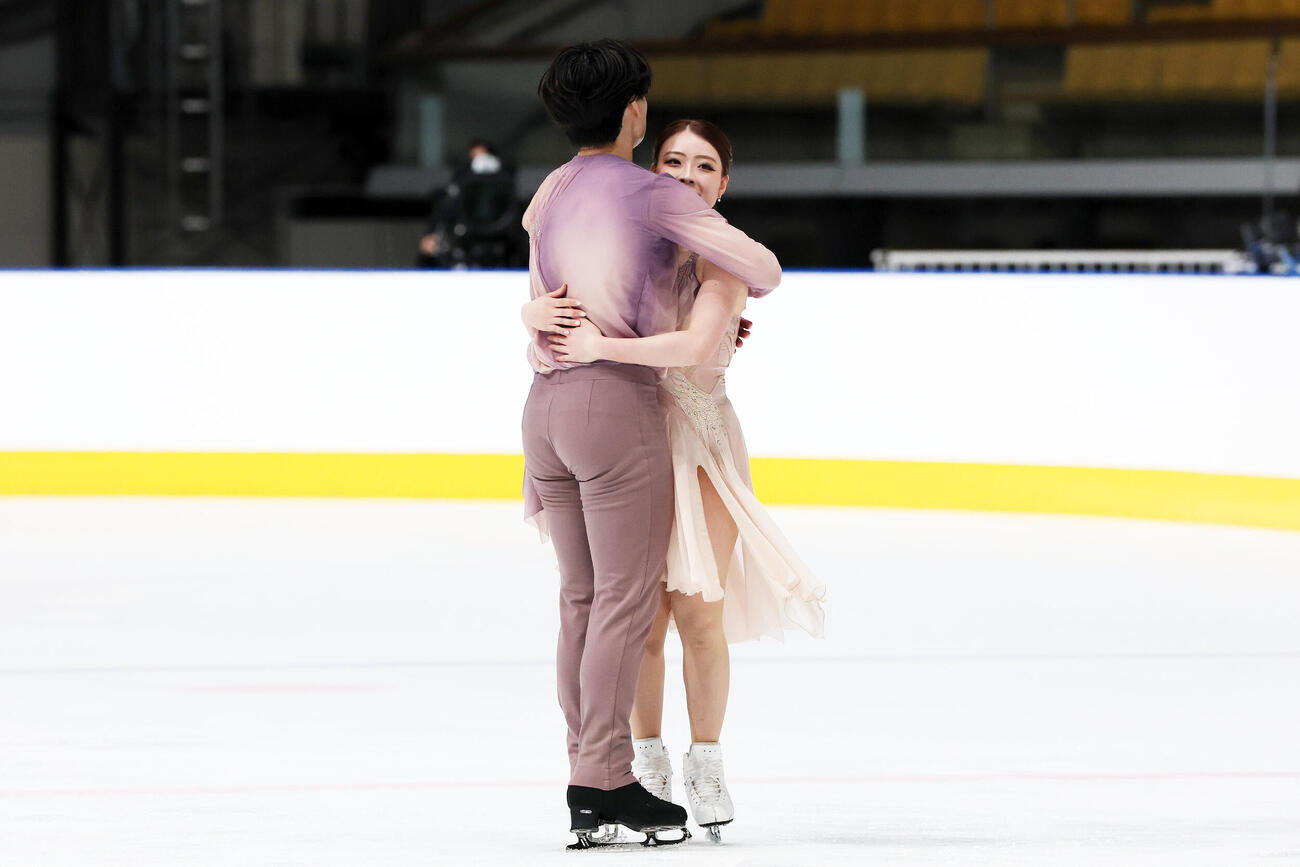 アイスダンスRDで華麗な演技を披露しハグする紀平梨花、西山真瑚組（撮影・宮地輝）